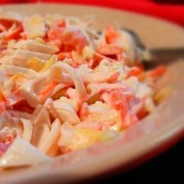 салат из консервированных кальмаров