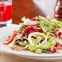 салат с маринованными кальмарами и луком