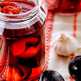 маринованные сливы с чесноком